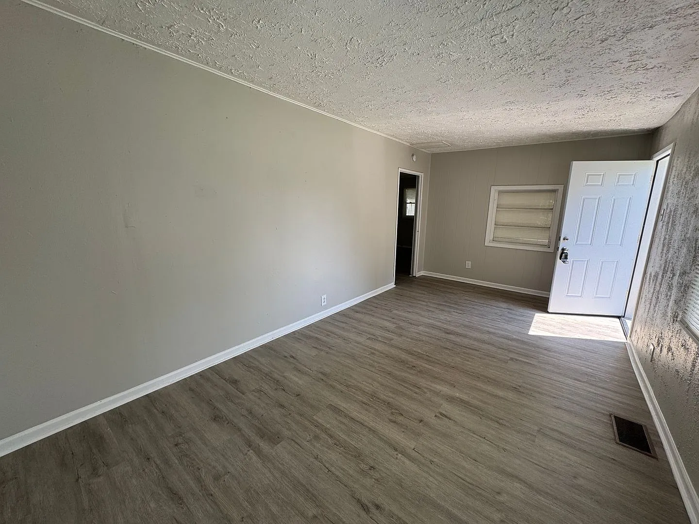 Eagledale Square 3 Bedrooms 1 Baths — Photo 3