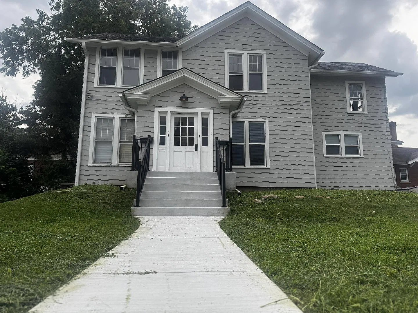 105 University St — Photo 2