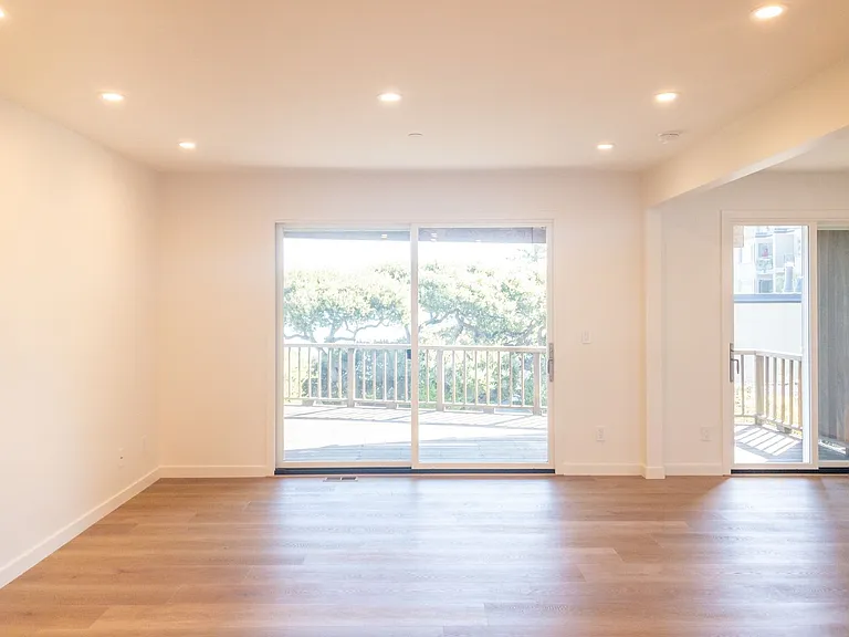 Stunning, Fully Remodeled Jr. 1bd/1ba! Remodeled! Private Deck! Parking! Laundry! Progressive! — Photo 4