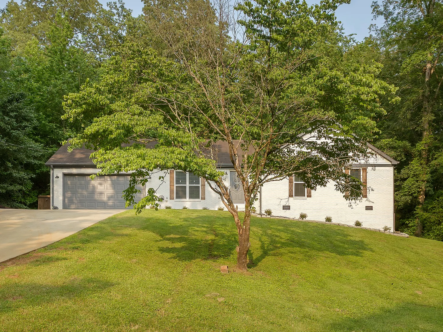 340 Shelia St — Photo 2