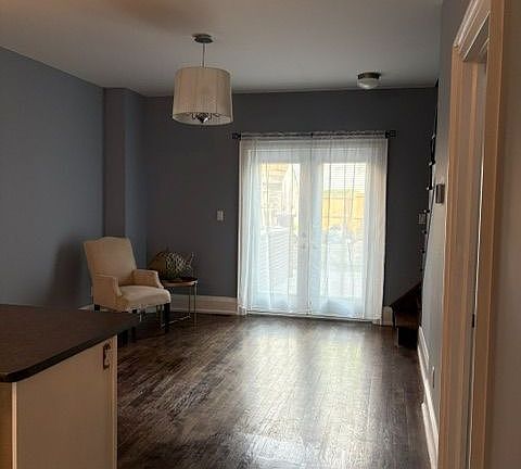 4th image of 687 Richmond St W