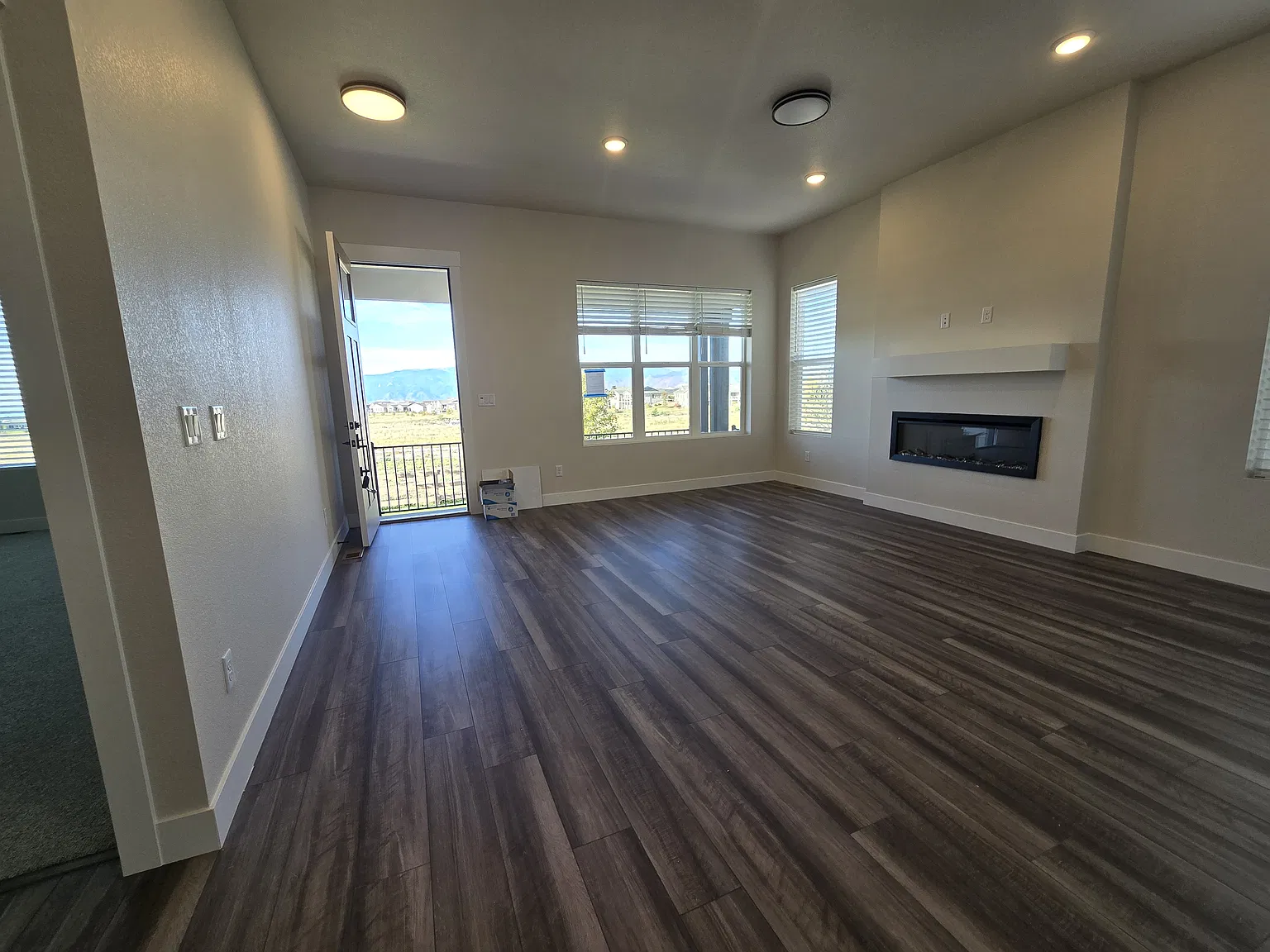 4 bed, 2855 sqft, $3,232 — Photo 2