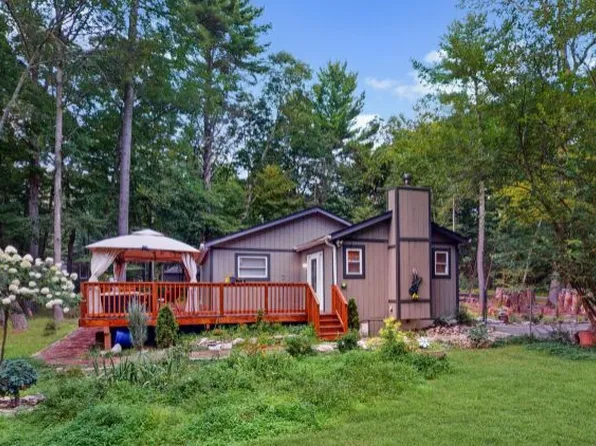 100 Iroquois Trl, Dingmans Ferry, PA 18328