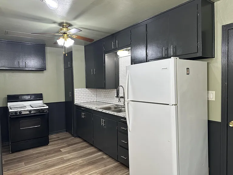 811 W Rush Ave — Photo 12