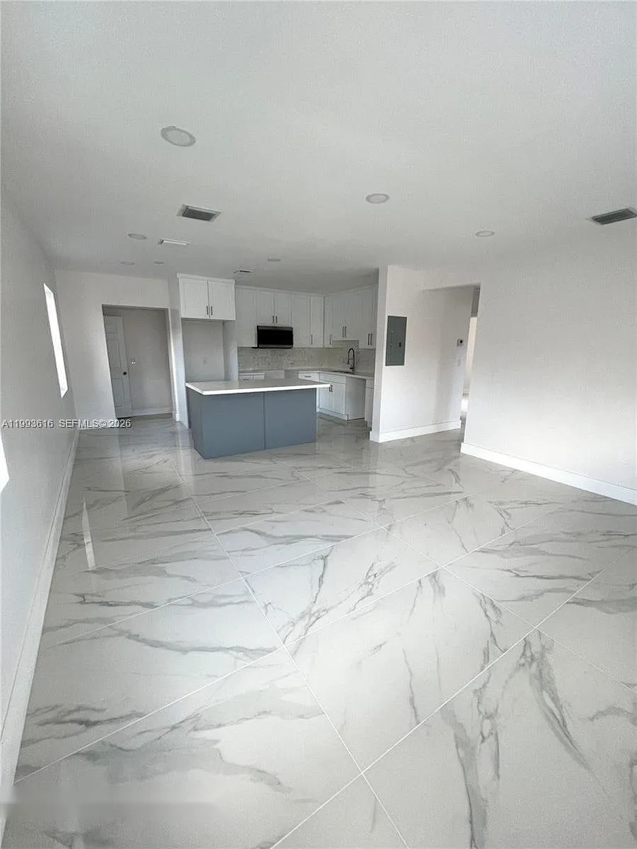 Building Photo - 31 SW 67th Ct