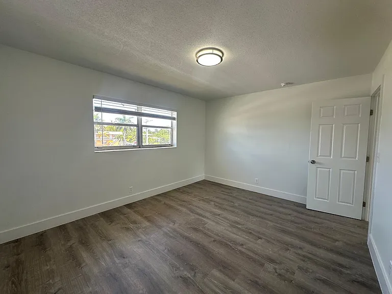 2401 NW 9th Ave — Photo 14