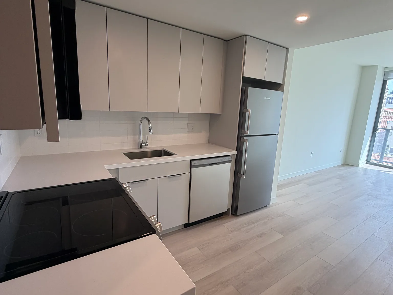 1 bed, 580 sqft, $2,449 — Photo 2