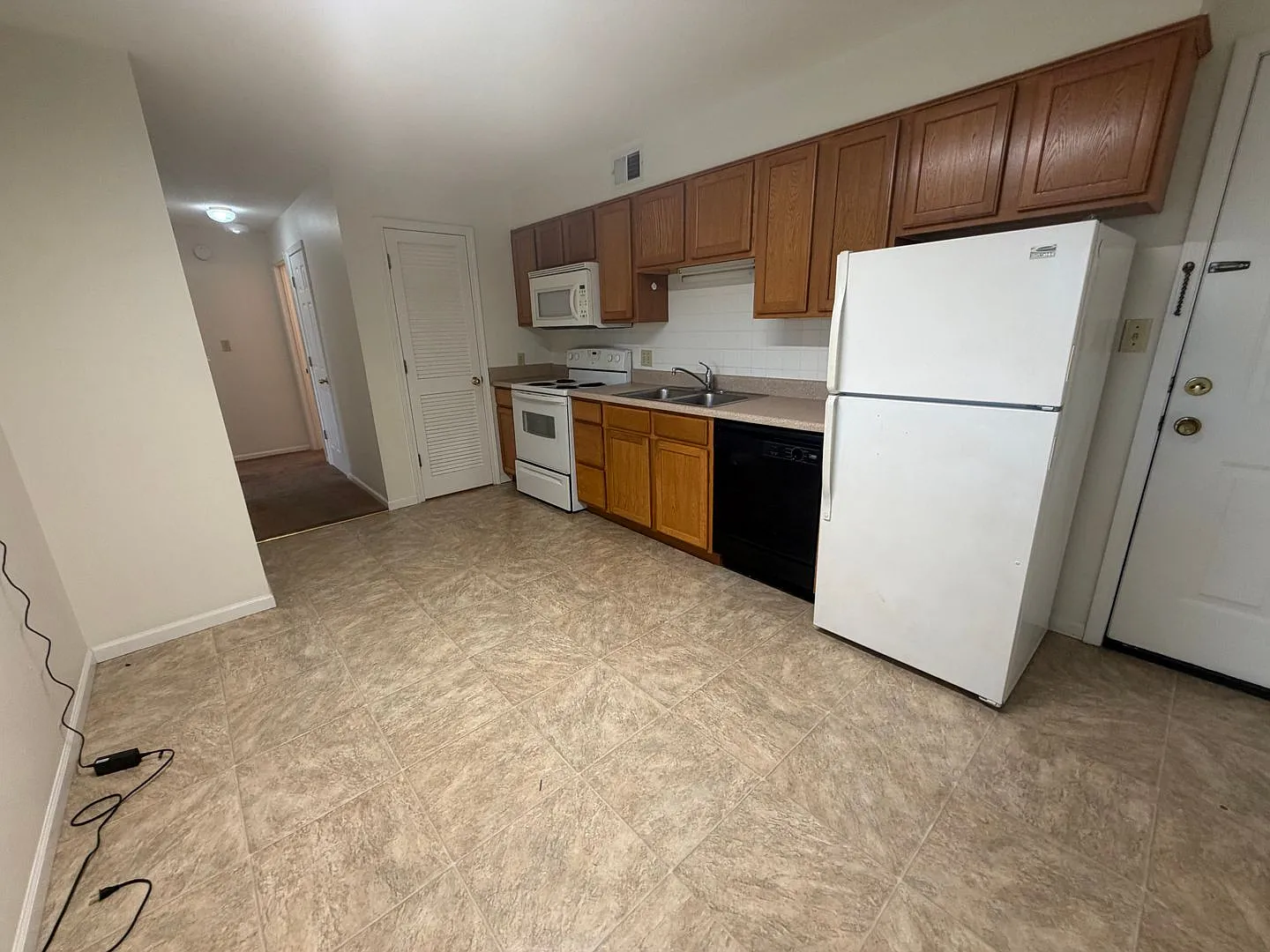 2 bedrooms, 1.0 bathroom — Photo 2