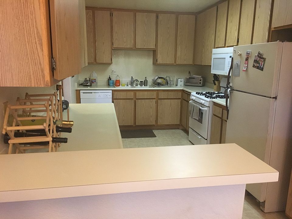 Spacious kitchen with over 30 cabinets!
