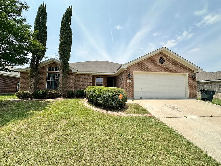 2601 Lavender Ln — Photo 1
