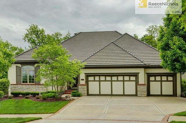 Beautiful reverse story in the gated community of Loch Lloyd!