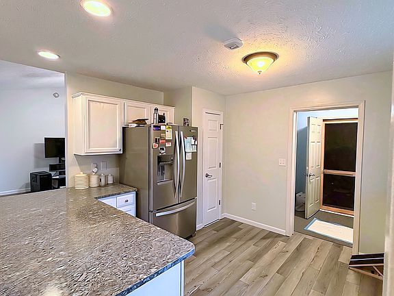 4th image of 1 E Quail Wood Ln