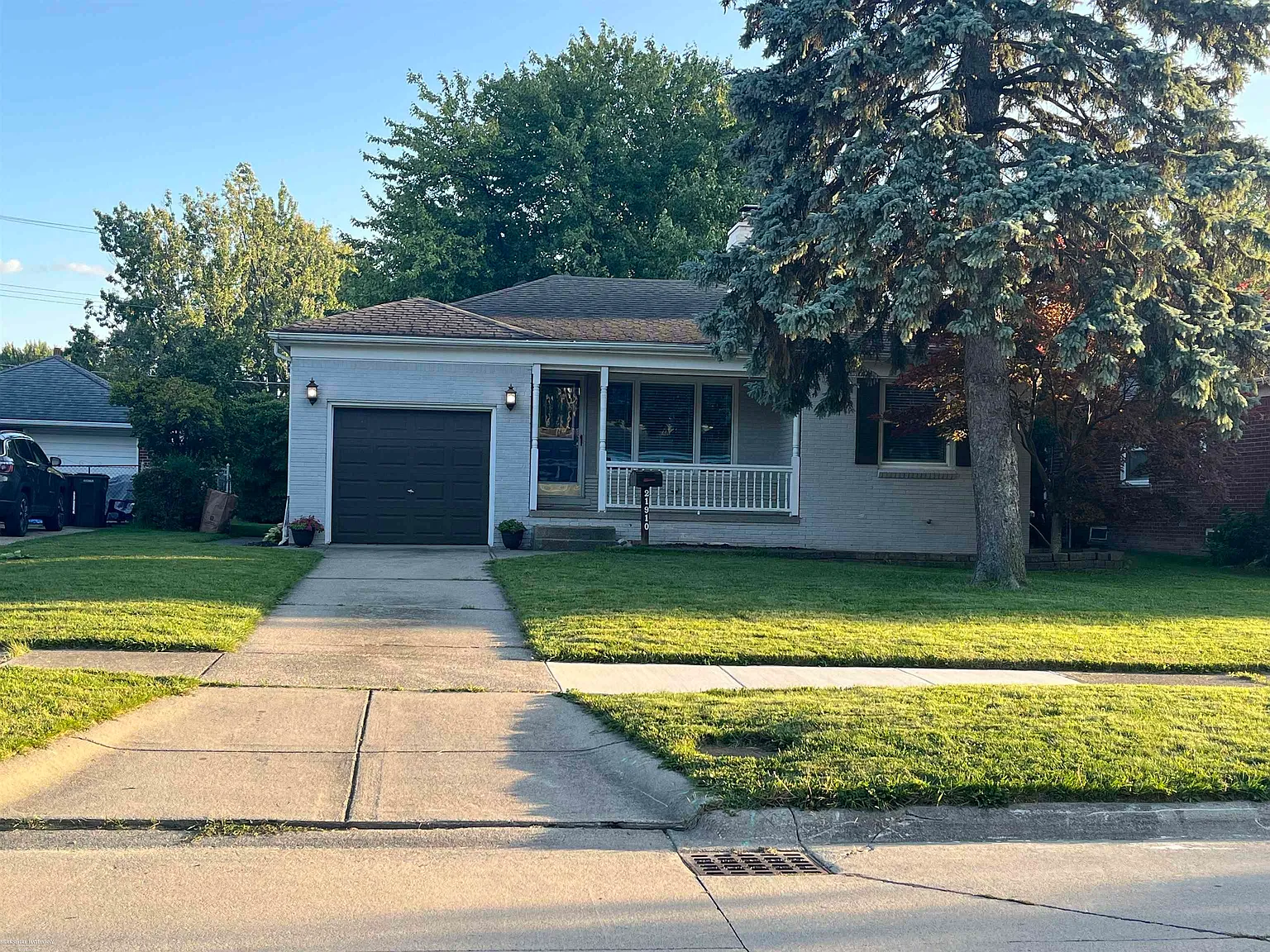21910 Edgewood St photo 1