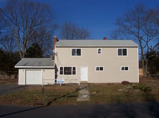 45 E Oakdale St, Bay Shore, NY 11706
