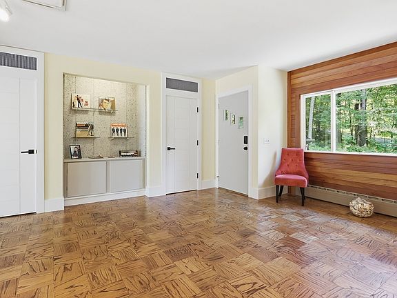 5th image of 131 Warren Ave