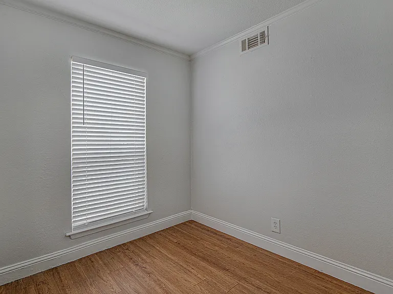 304 E Mitchell St — Photo 9