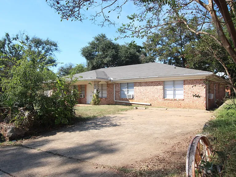 1424 E Houston St Duplex — Photo 2