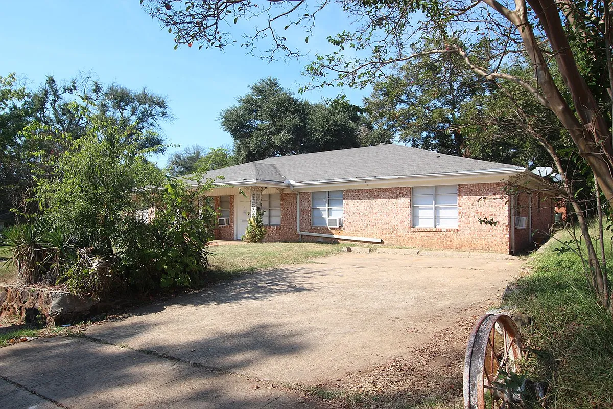 Building Photo - 1424 E Houston St Duplex
