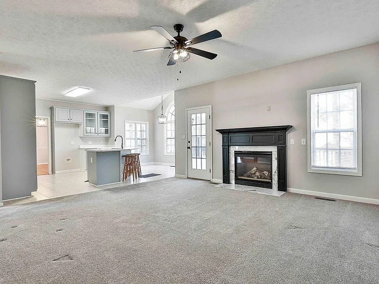 105 Edgemoore Ln — Photo 8