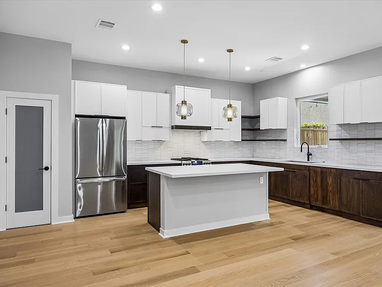304 Hogan St — Photo 3