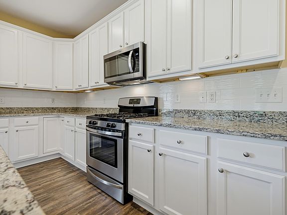 4th image of 909 Cypress Way