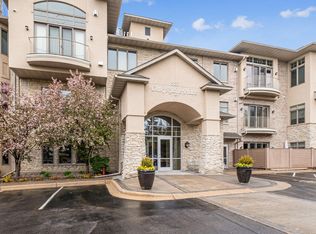 555 Oak Ridge Pl APT 220, Hopkins, MN 55343