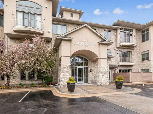 555 Oak Ridge Pl APT 220, Hopkins, MN 55343