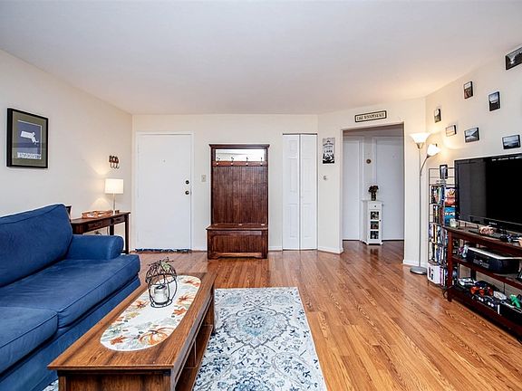 3rd image of 40 Edgelawn Ave APT 3