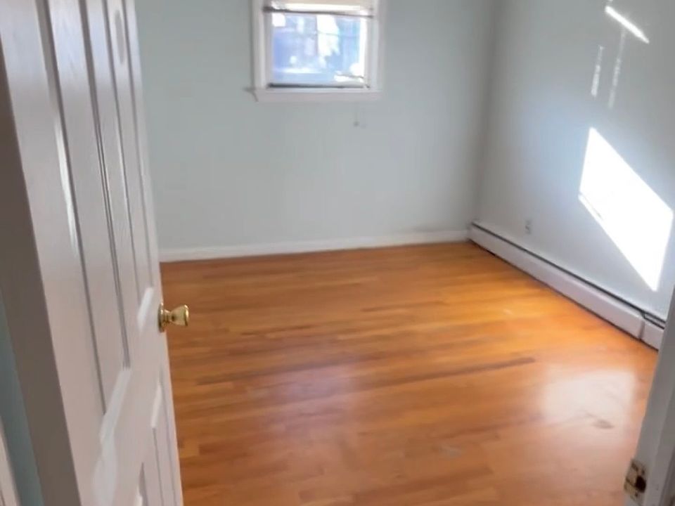 2nd image of 519 Ferry St APT 1
