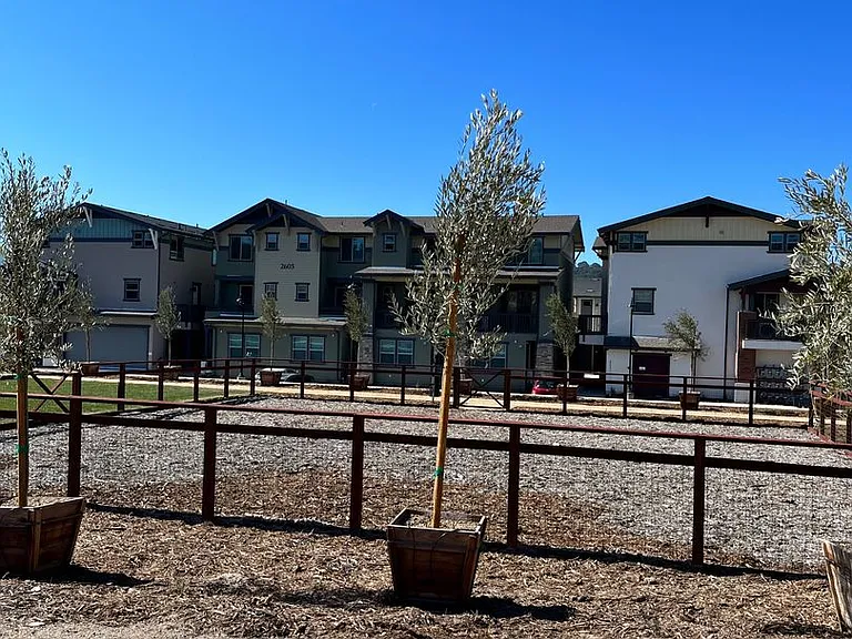 Emerald Ridge Apartments — Photo 8