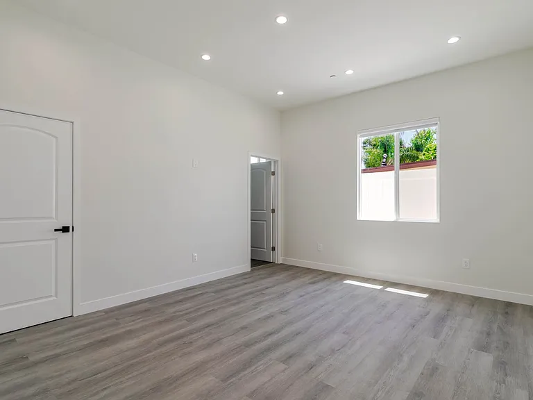 10654 Nassau Ave — Photo 18