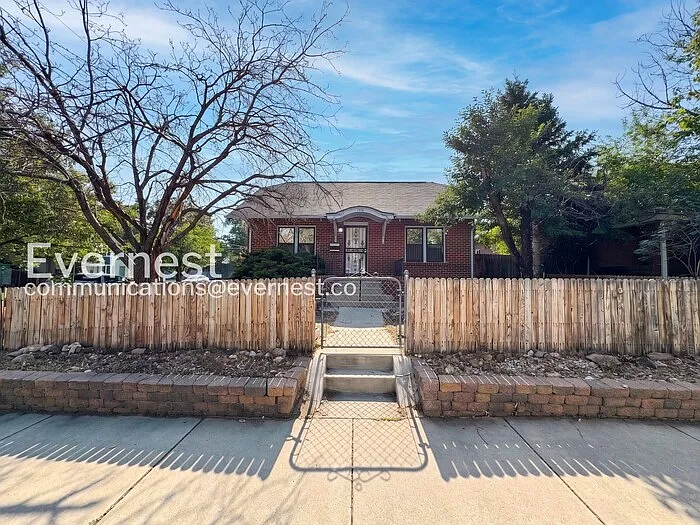 3 bed, 2.0 bath, 2400 sqft, $3,150 — Photo 2