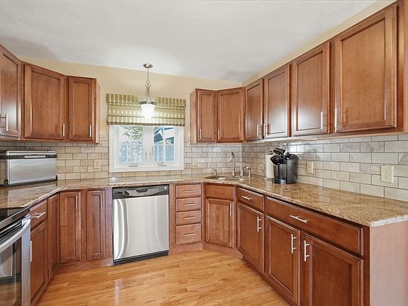 5th image of 210 Winton St