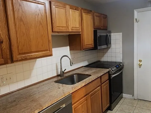 800 Governors Dr APT 6, Winthrop, MA 02152