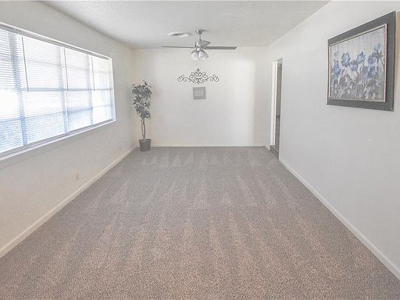 4th image of 303 Rosewood Dr