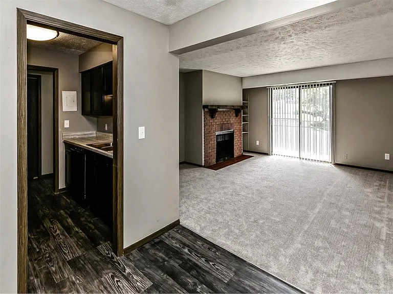 Edgewater Court Apartments — Photo 19