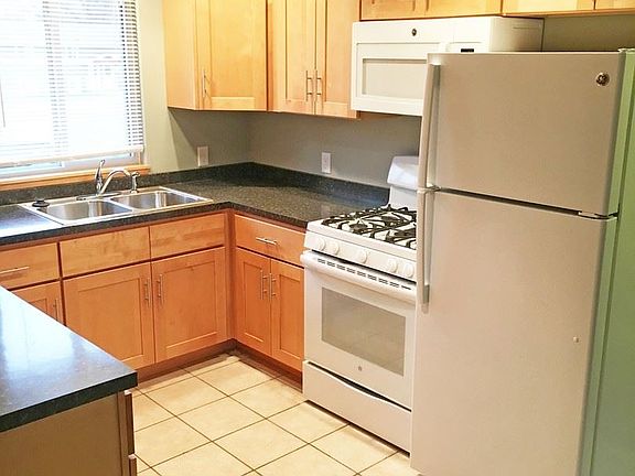 5th image of 810 Grand Ave NE APT A