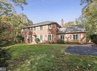 10004 Beach Mill Rd, Great Falls, VA 22066