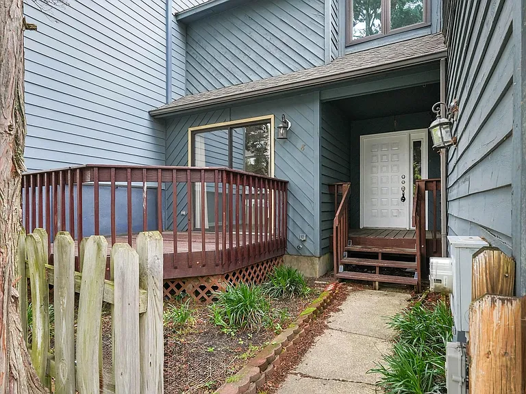 8 Foxtail Ct — Photo 2