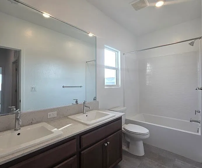 2320 S Claremont Ave — Photo 33