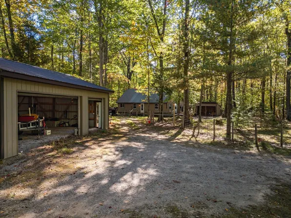 302 NE Mullett Lake Rd, Indian River, MI 49749