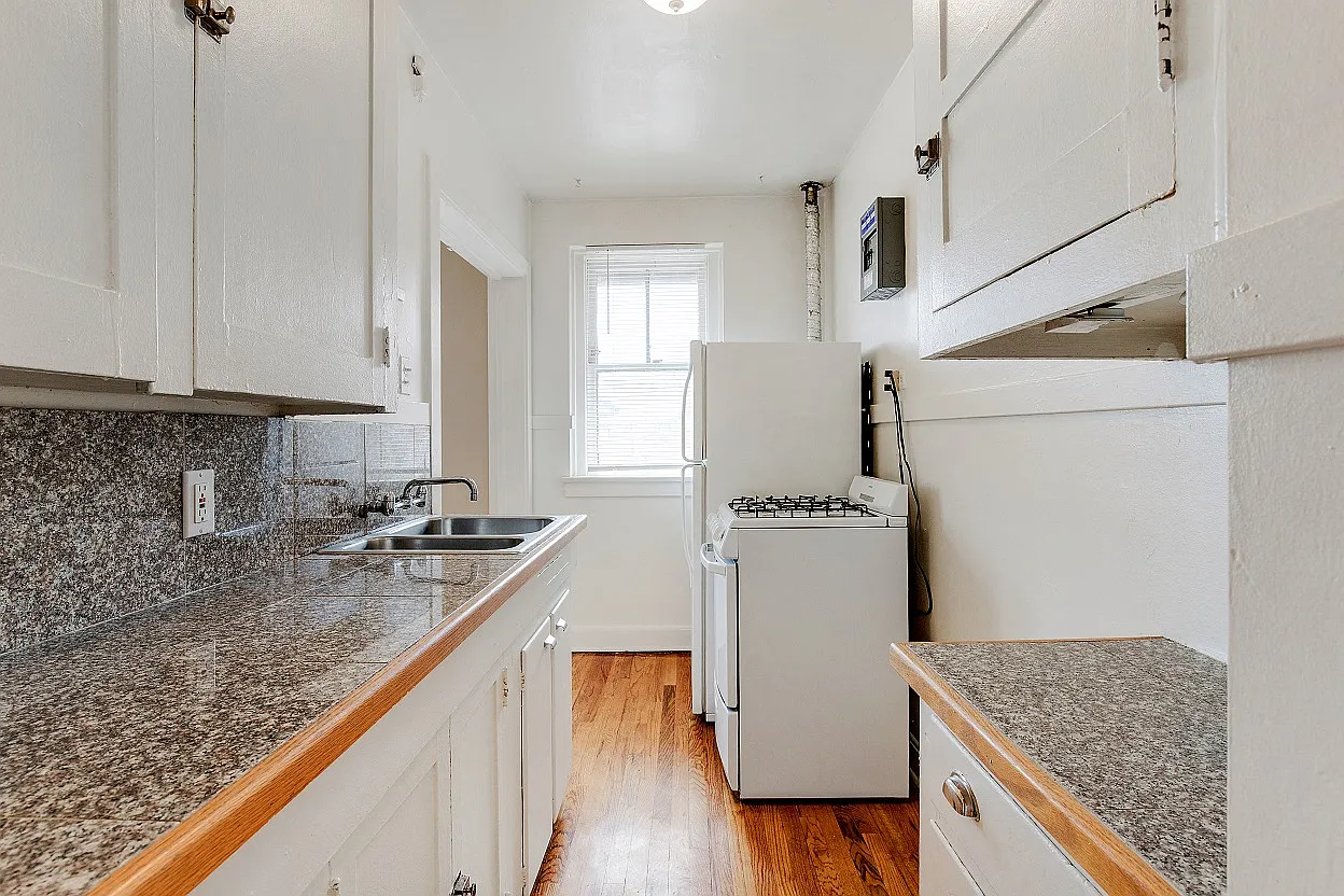 East Evans Apartments — Photo 3
