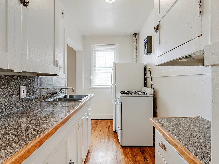 East Evans Apartments — Photo 3