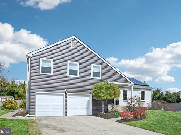 2 Warwick Ct, Mount Laurel, NJ 08054