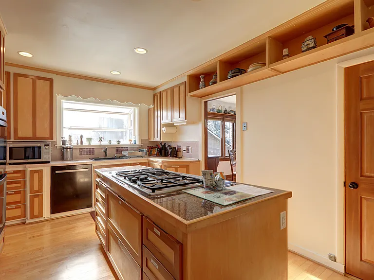 6510 17th Ave NE — Photo 4