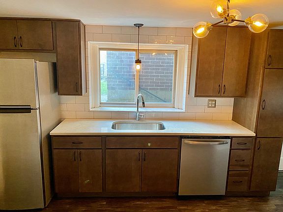 Stunning Modern Kitchen with Stainless Steal Appliances & Quartz Counterstops