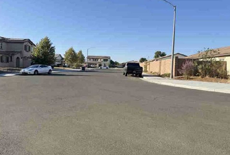 Exterior Neighborhood (street photo)