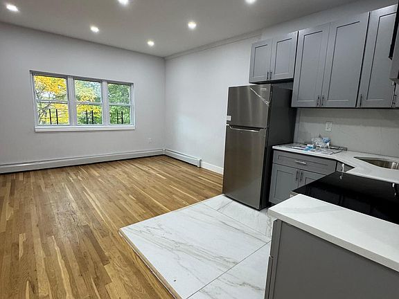 5th image of 185 Swinton Ave Floor 2