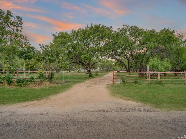 1010 BOX HOUSE RD, Lytle, TX 78052