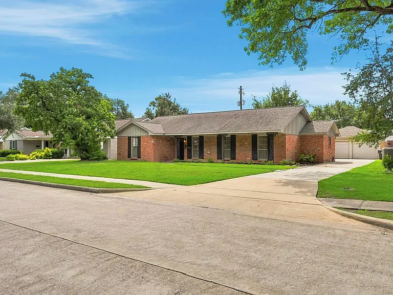 10503 Shadow Wood Dr — Photo 2